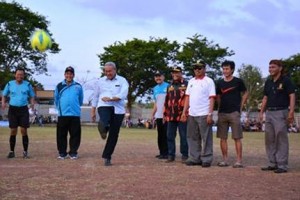 Bupati Kuningan membuka secara resmi turnamen sepakbola Tunas Harapan Cup
